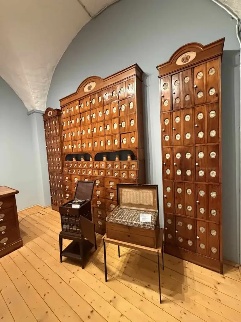 Hölzerne Postfächer in einer historischen Apotheke oder Postfiliale, vintage Design, antike Einrichtung, Sammlerstücke, Lagerungssystem.