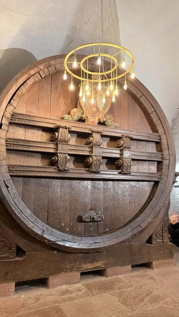 Alter: Historischer Weinfass mit moderner Beleuchtung, Weinmuseum, maurischer Wein, Weinkeller.