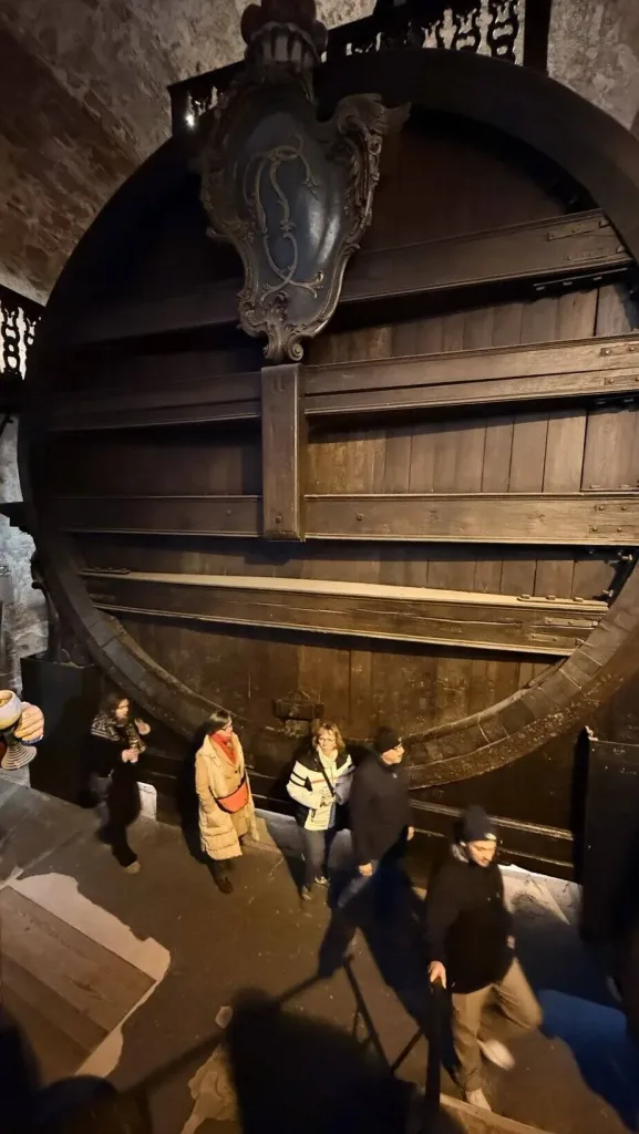 Altü text: Riesiges Weinfass im historischen Weinkeller, Tours in Frankreich.