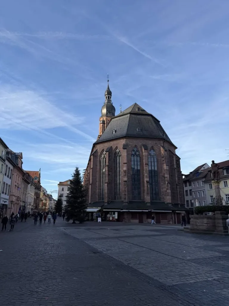 Alte Kirche in einer malerischen deutschen Stadt bei Sonnenuntergang.