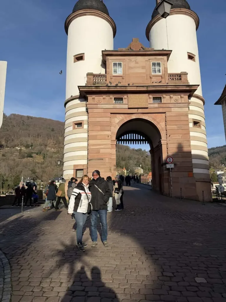 Alte Festung am Fluss im malerischen Heidelberg, bekannt für historische Architektur.