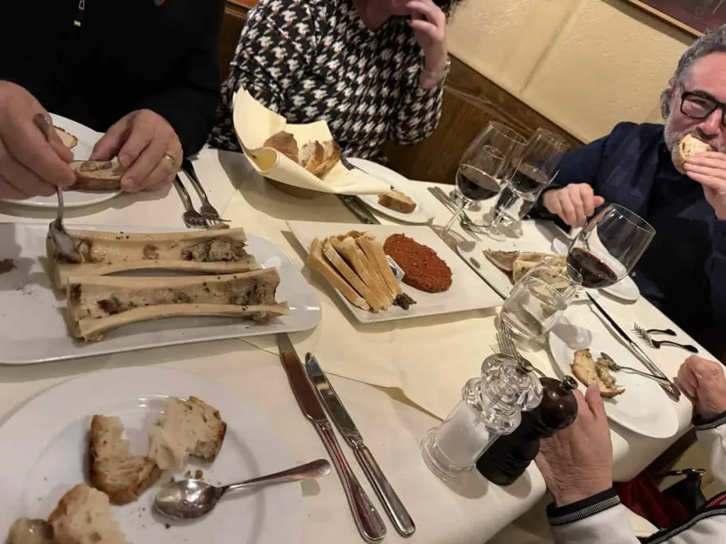 Traditionelle Schweizer Käse- und Wurstplatte mit Brot und Rotwein bei einem Dinner.