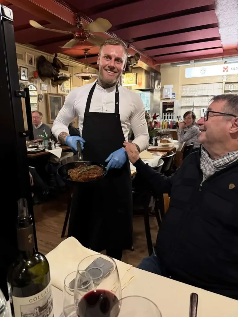 Leckeres Steak wird in einem Restaurant serviert, freundlicher Service, gemütliche Atmosphäre.