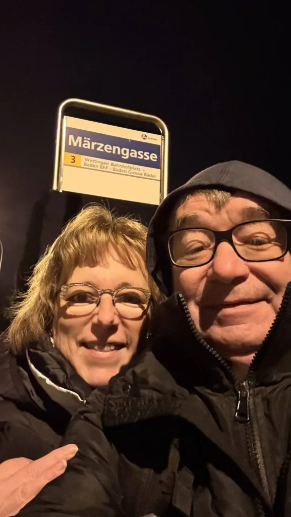 Fahrradfahrer vor der Haltestelle Märzenstraße in Berlin, nähe Wittenauer Bahnhof, bei Nacht.