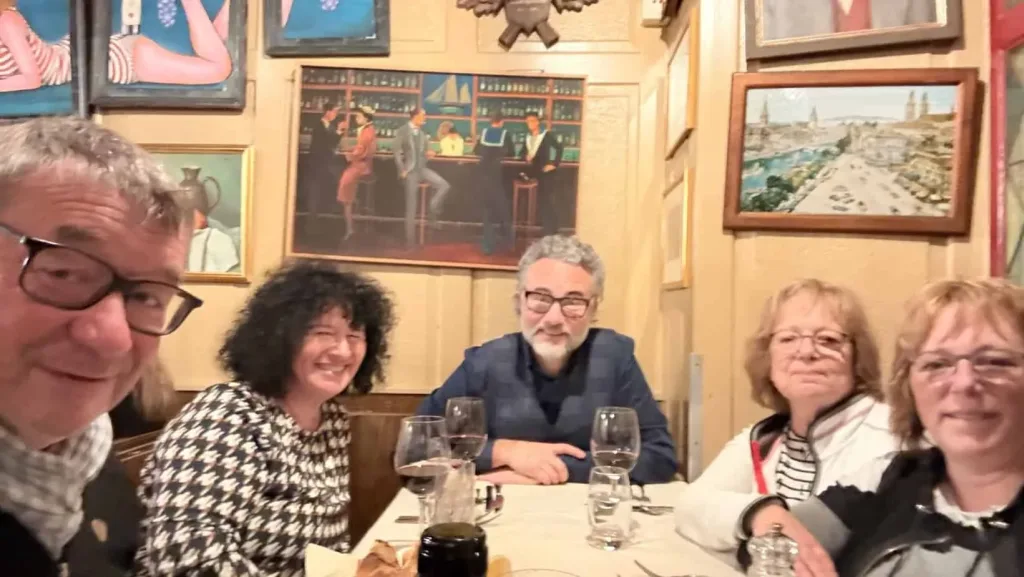 Gemüse und Wein im Restaurant Greiner, gemütliche Atmosphäre, freundliche Gäste, Essen und Getränke, Wiener Gäste, Wohlfühlambiente, Kunstwerke an den Wänden.