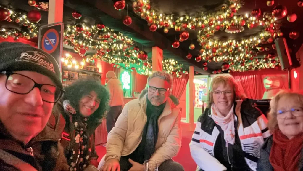 Bunte Weihnachtsdekorationen und fröhliche Gäste in festlicher Atmosphäre, ideal für festliche Veranstaltungen.