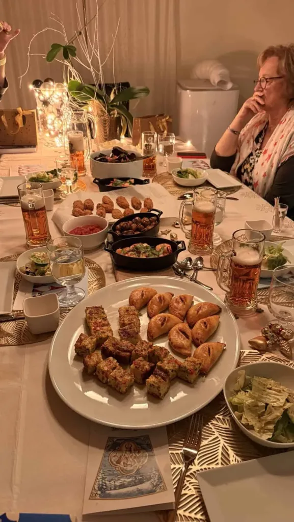 Knackige Party-Snacks und Getränke bei festlicher Feier, gemütliche Atmosphäre mit Freunden und Familie.