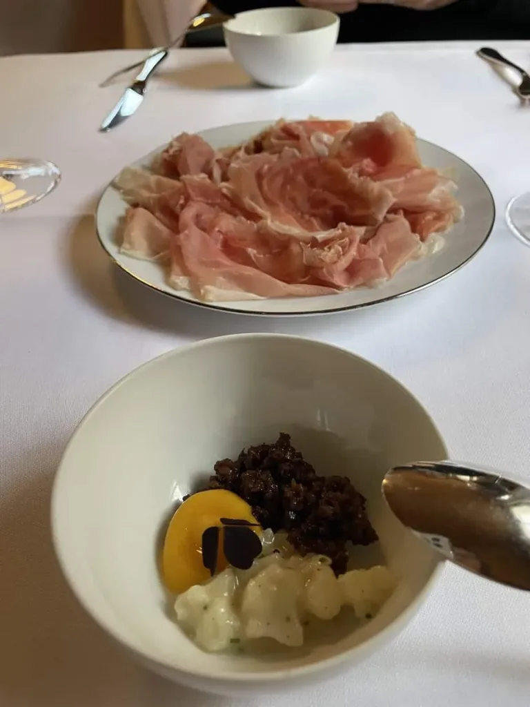 Frisches Schinken- und Fleischgericht auf elegantem Esstisch.