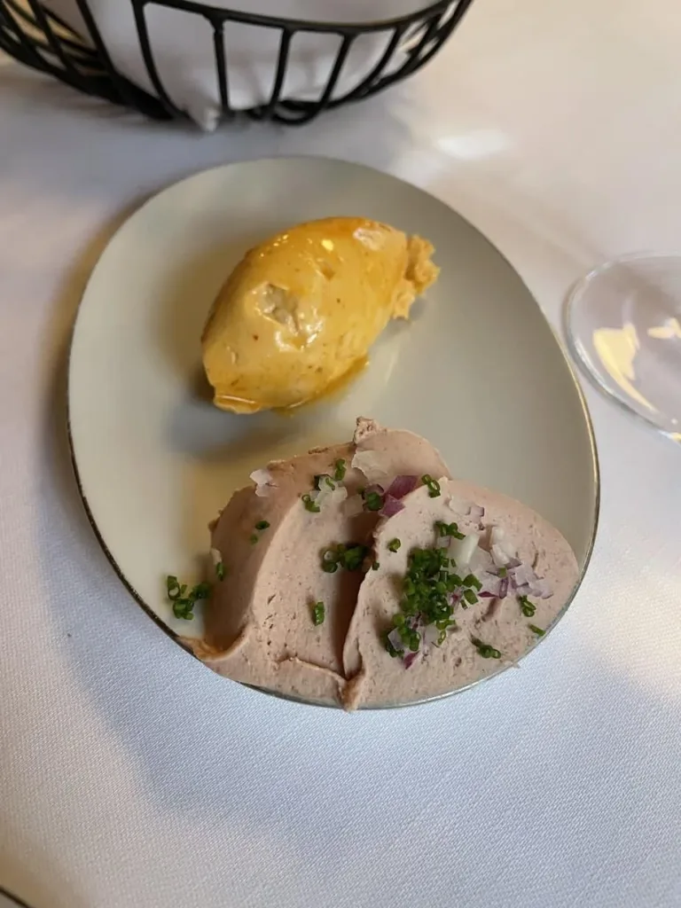 Schinkenragout mit Kartoffelmus und Petersilie, traditionell zubereitet, typisch für die mauritische Küche.