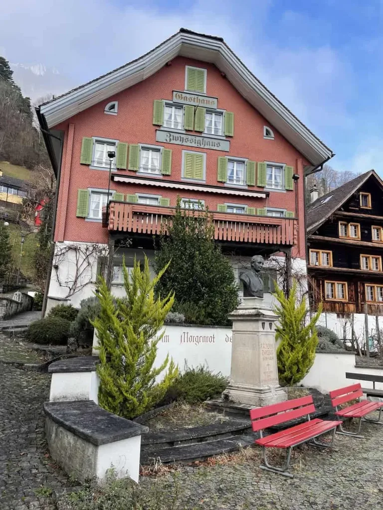 Historisches Hotel in Vorarlberg mit traditionellem Charme und grünen Fensterläden.