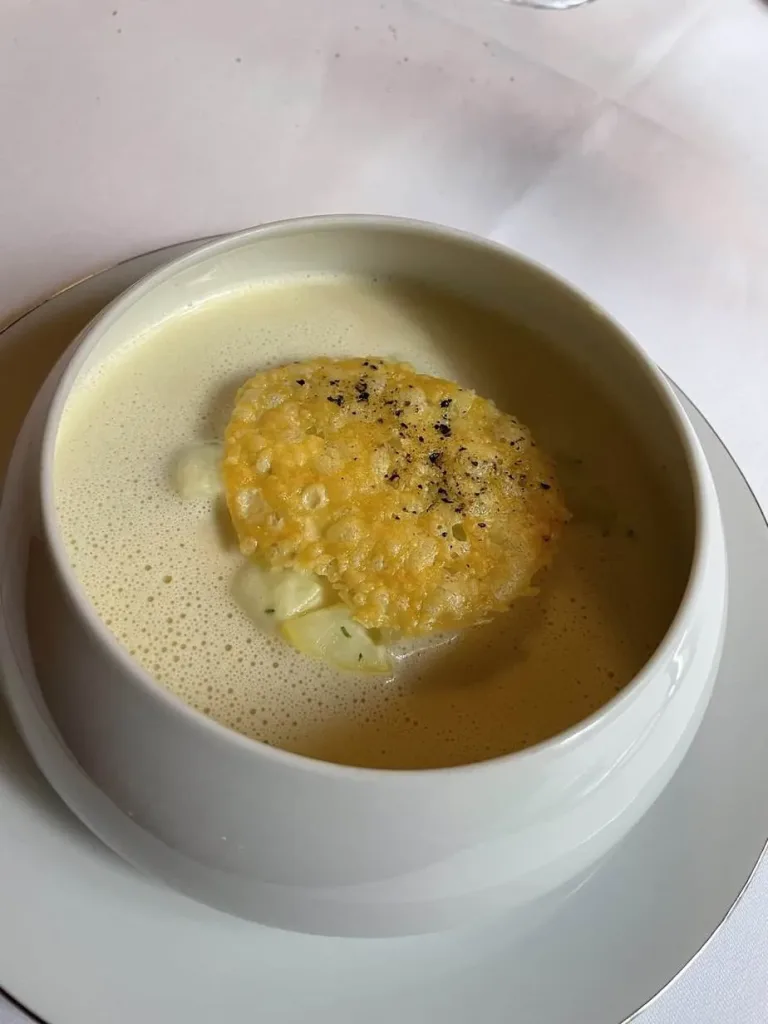 Knusprige Maiskrokette in cremiger Suppe, pikant gewürzt, perfekt für Genießer.
