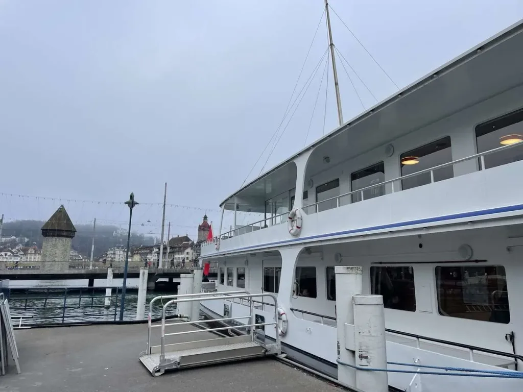 Modernes Kreuzfahrtschiff am Hafen in der Schweiz.